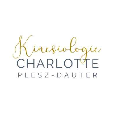 Rundes Logo der Kinesiologin Charlotte Plesz-Dauter in Gold und Silber auf weißem Hintergrund