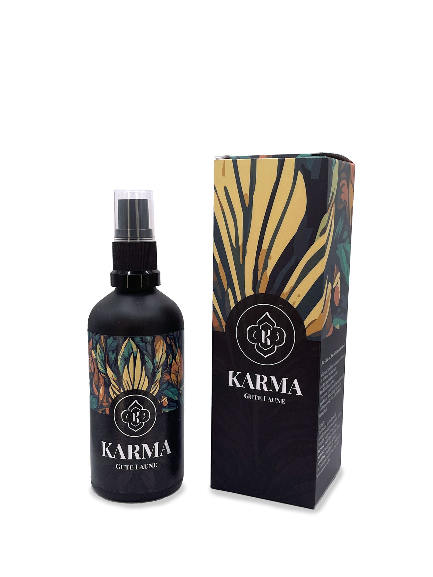 Eine schwarze Sprühflasche und eine bunte Box mit einem Muster aus sonnengelben und blauen Blättern. Auf dem Etikett steht „KARMA GUTE LAUNE“ mit dem Mykarma-Logo.