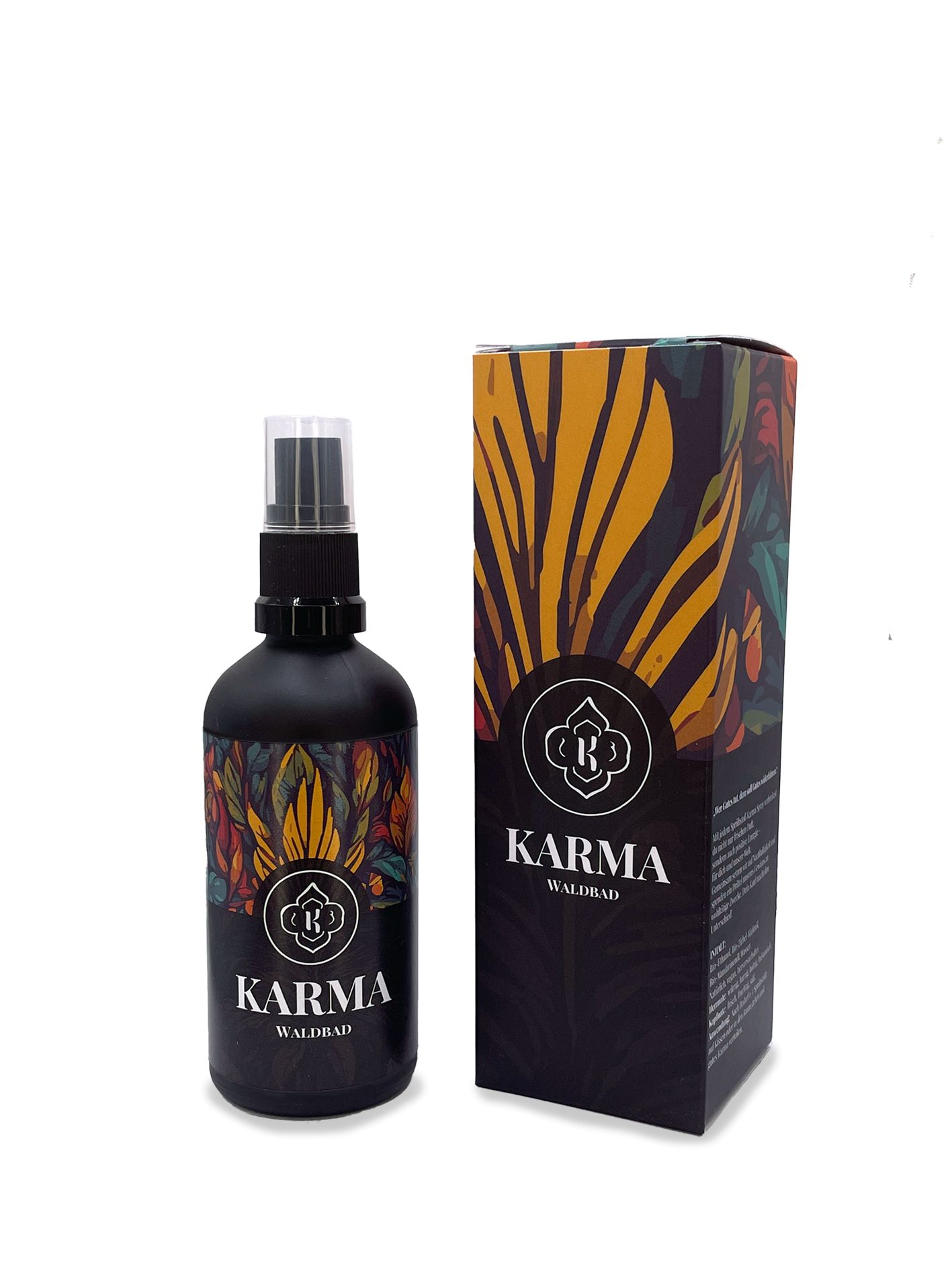 Eine dunkle Sprühflasche und eine passende bunte Box mit Pflanzenmuster. Das schwarze Etikett trägt das Mykarma-Logo und die Aufschrift „KARMA WALDBAD“ in weißer Schrift.